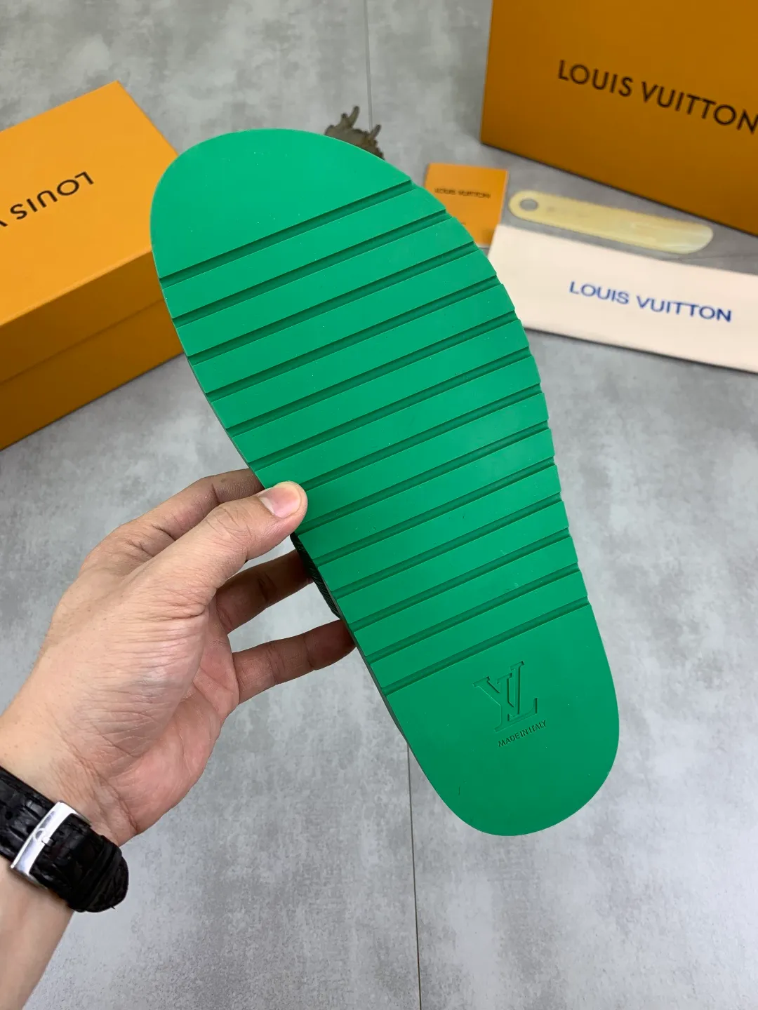 Men's shoes 💰P300💰【New style】🆘 Original quality 【LOUIS VUITTON】The popular Louis Vuitton LV men's slippers on the official website are on sale simultaneously! Original fabric imported from Italy, original factory special supply, code number: 38-44 (45 customized), many colors available
